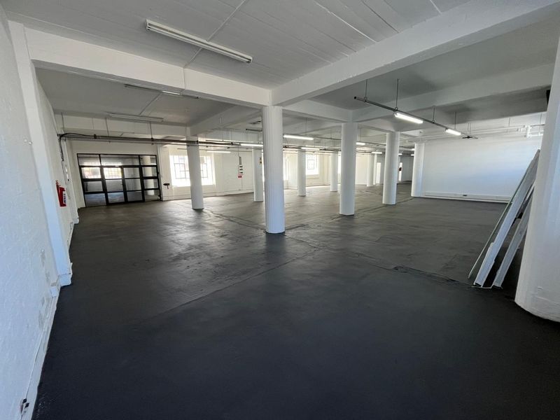 Versatile 530 squares Industrial Warehouse with Dual Roller Access. Prime Paarden Eiland Location - Photo 8