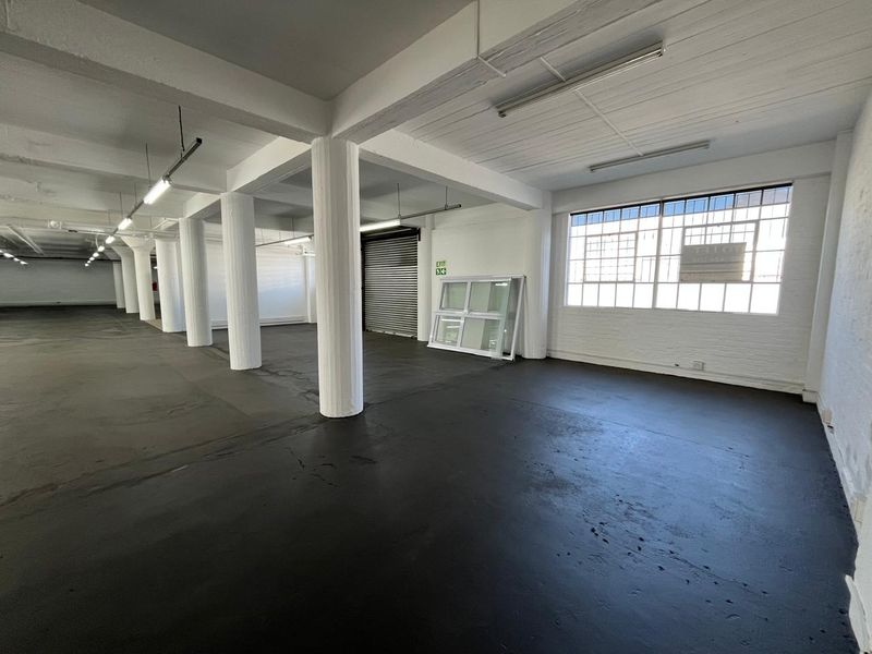 Versatile 530 squares Industrial Warehouse with Dual Roller Access. Prime Paarden Eiland Location - Photo 7