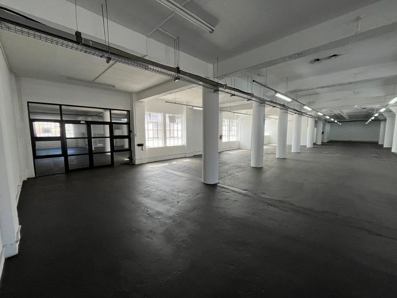 Versatile 530 squares Industrial Warehouse with Dual Roller Access. Prime Paarden Eiland Location - Photo 6