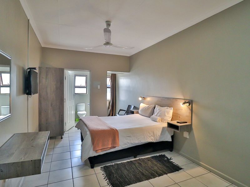 CALLING ALL INVESTORS : NSFAS ACCREDITED STUDENT ACCOMMODATION PLUS 2 SHOPS FOR SALE - Photo 7