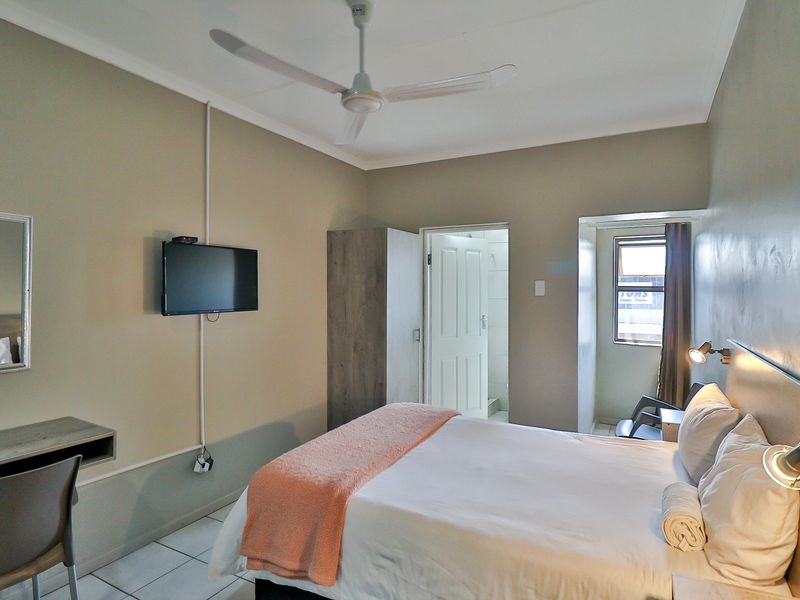 CALLING ALL INVESTORS : NSFAS ACCREDITED STUDENT ACCOMMODATION PLUS 2 SHOPS FOR SALE - Photo 10