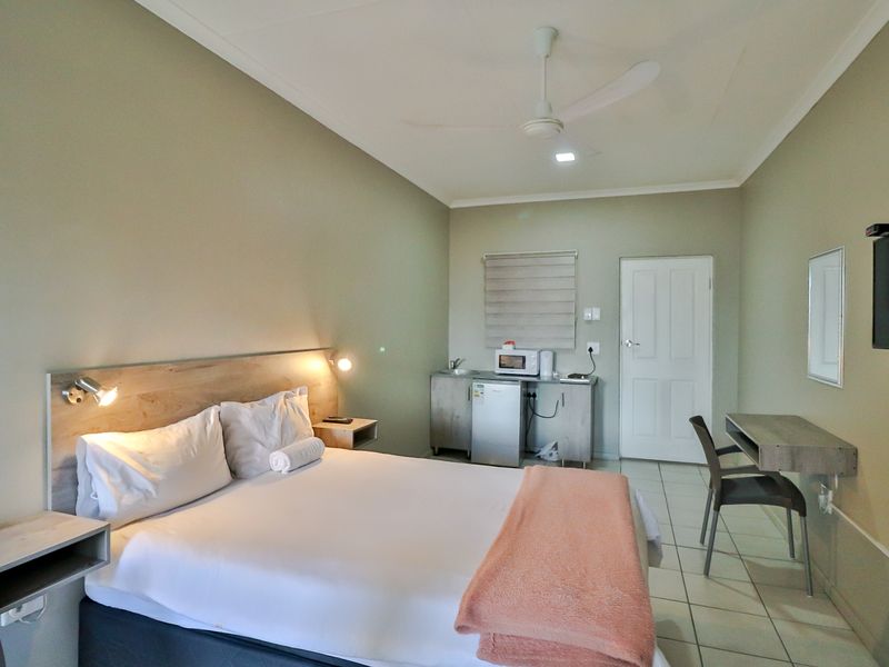 CALLING ALL INVESTORS : NSFAS ACCREDITED STUDENT ACCOMMODATION PLUS 2 SHOPS FOR SALE - Photo 9