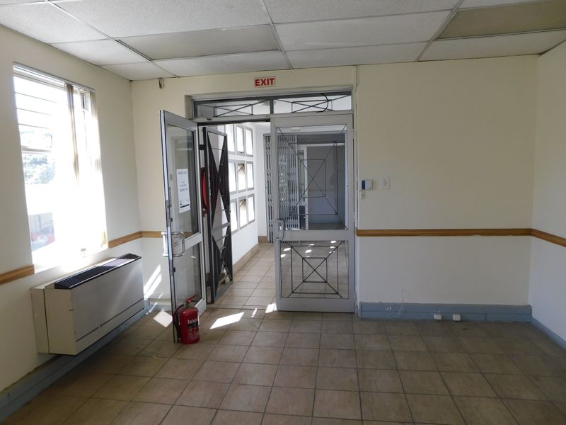 Small Sunny Easy To Find Offices Close To Sandton. - Photo 6