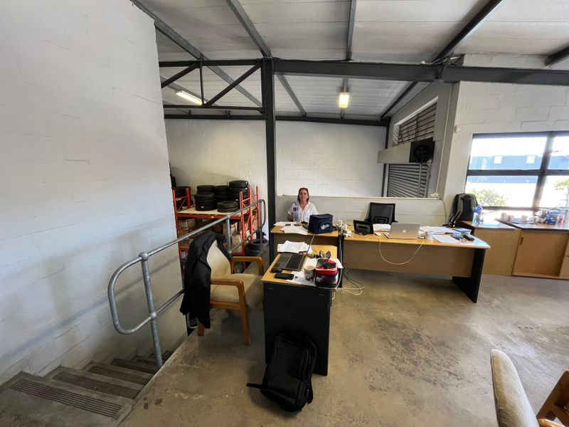 Premium 176 squares Industrial Warehouse with Mezzanine Office. The Bridge, Maitland - Photo 8