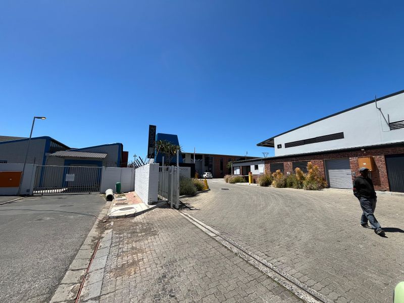 Premium 176 squares Industrial Warehouse with Mezzanine Office. The Bridge, Maitland - Photo 4