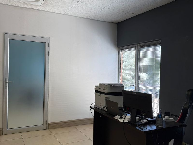 60 m2 Office — Corporate Centre to let - Photo 6