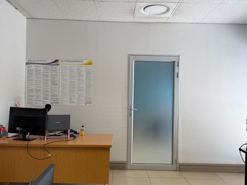 60 m2 Office — Corporate Centre to let - Photo 7