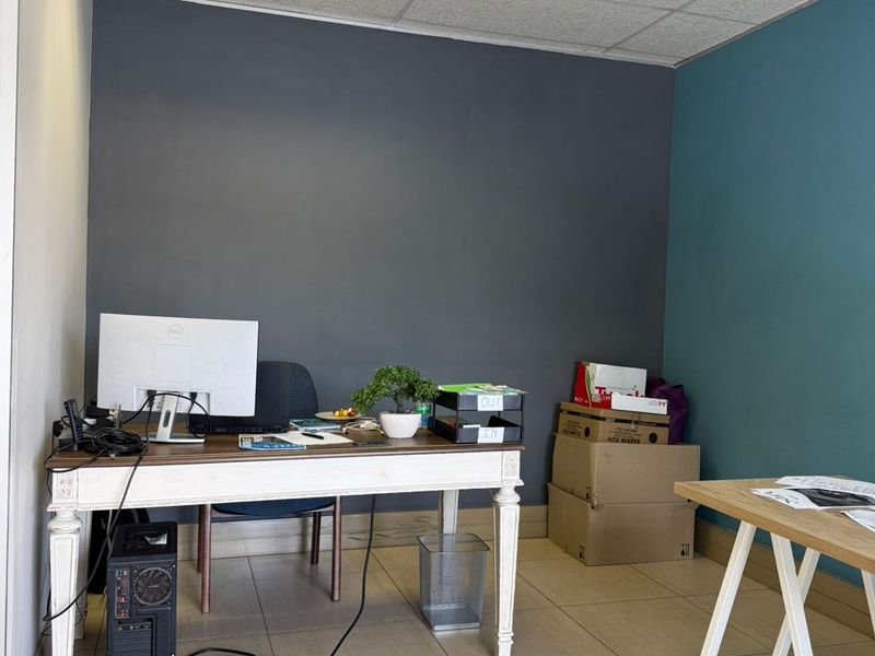 60 m2 Office — Corporate Centre to let - Photo 3