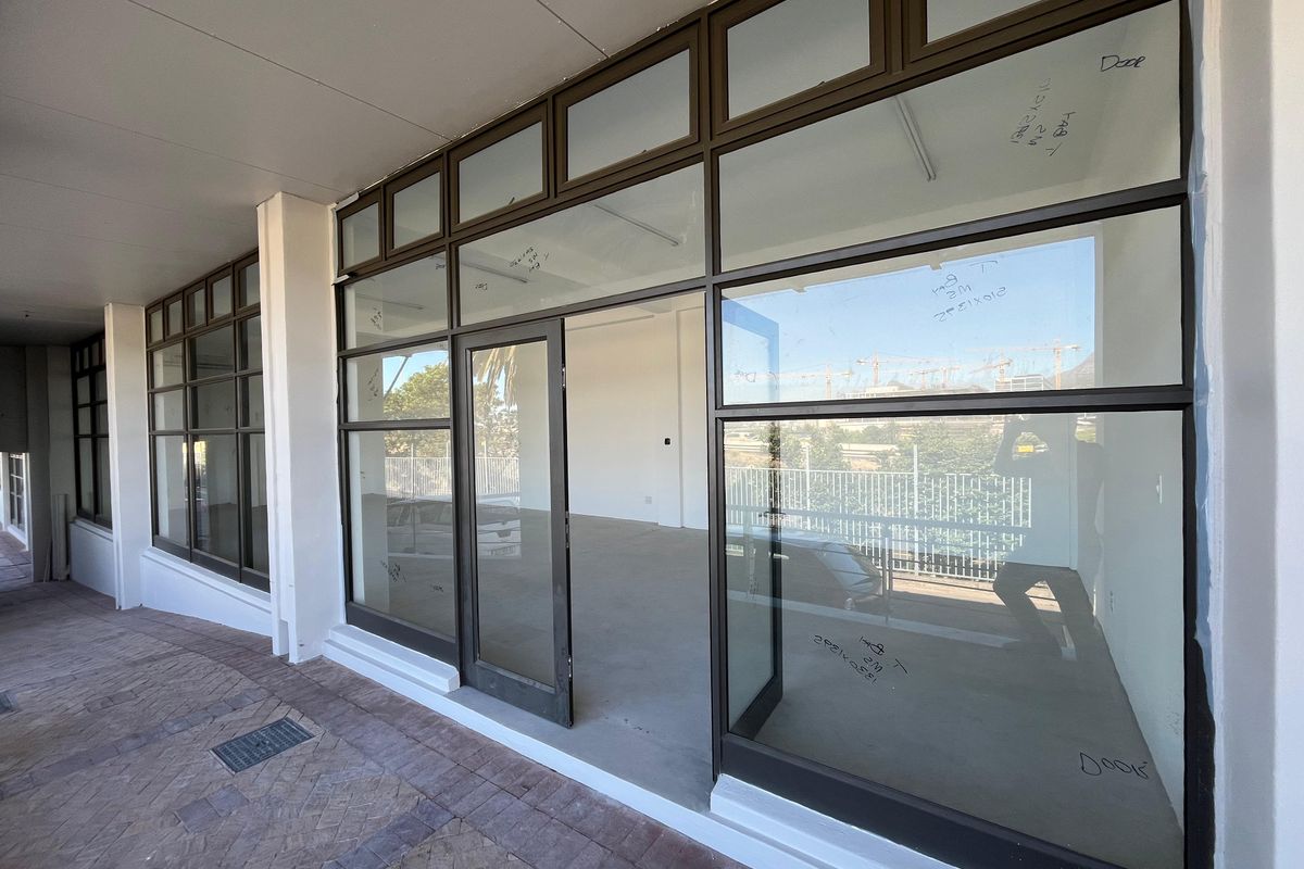 Prime 81 squares Showroom, Retail, or Office Space with M5 Exposure. M5 Park, Maitland Gateway. - Photo 5