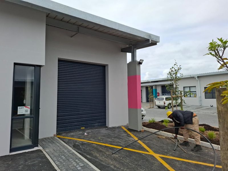 Modern 123 squares Light Industrial Unit. Unit G07, New Development in Montague Gardens. - Photo 2