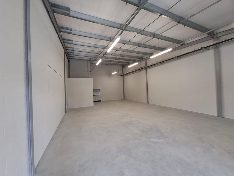 Modern 123 squares Light Industrial Unit. Unit G07, New Development in Montague Gardens. - Photo 9