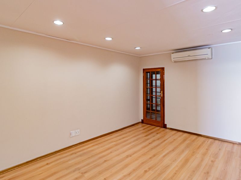 Neat And Functional Ferndale Workspace For Sale / To Let. - Photo 9