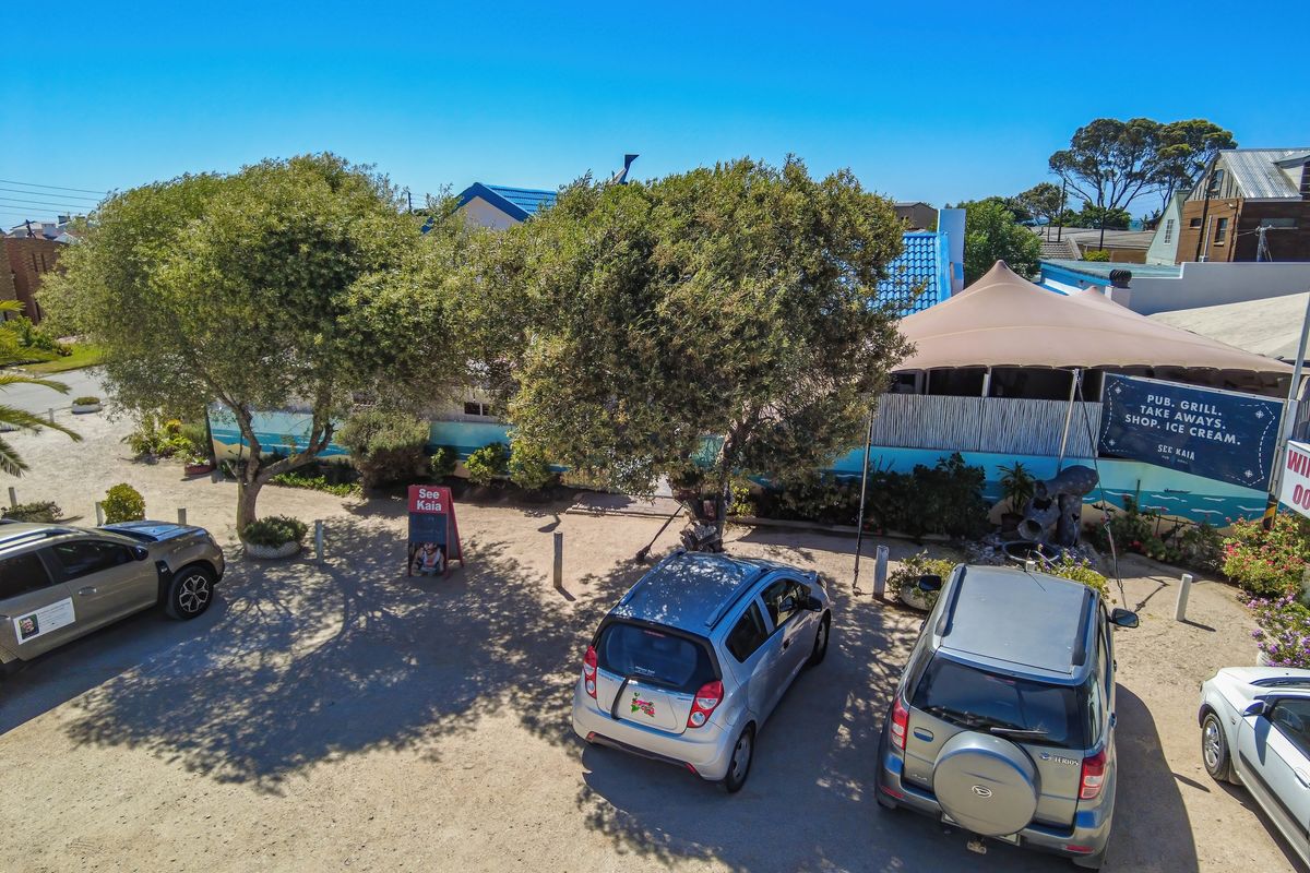 ESTABLISHED LANDMARK RESTAURANT OFFERING VERSATILE COMMERCIAL POSSIBILITIES - Photo 4