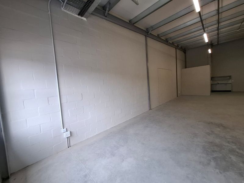 Modern 115 squaresLight Industrial Warehouse. Unit G05, The Exchange, Montague Gardens. - Photo 5