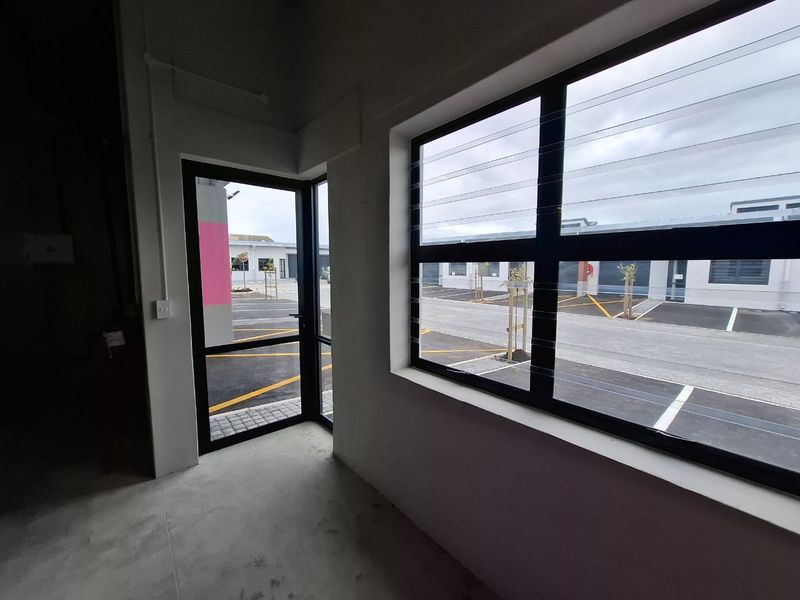 Modern 115 squaresLight Industrial Warehouse. Unit G05, The Exchange, Montague Gardens. - Photo 4