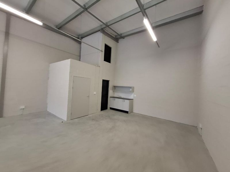 Modern 115 squaresLight Industrial Warehouse. Unit G05, The Exchange, Montague Gardens. - Photo 8