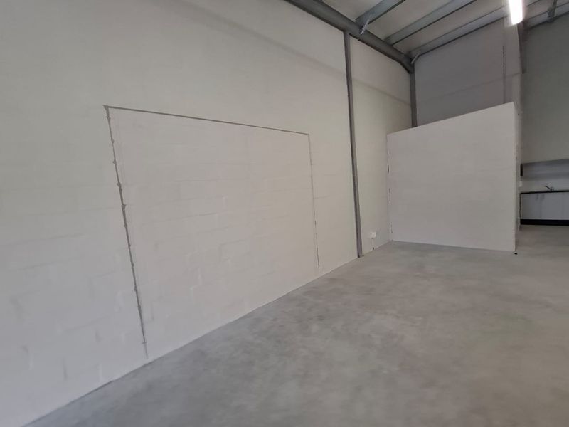 Modern 115 squaresLight Industrial Warehouse. Unit G05, The Exchange, Montague Gardens. - Photo 9