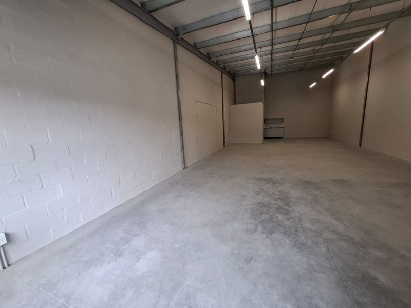 Modern 115 squaresLight Industrial Warehouse. Unit G05, The Exchange, Montague Gardens. - Photo 7