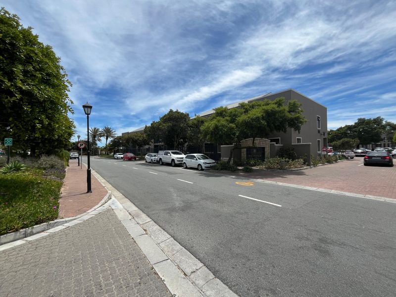 Modern 55 squares Office with Balcony in Century City, Millennium Business Park. - Photo 4