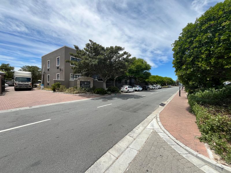 Modern 55 squares Office with Balcony in Century City, Millennium Business Park. - Photo 3