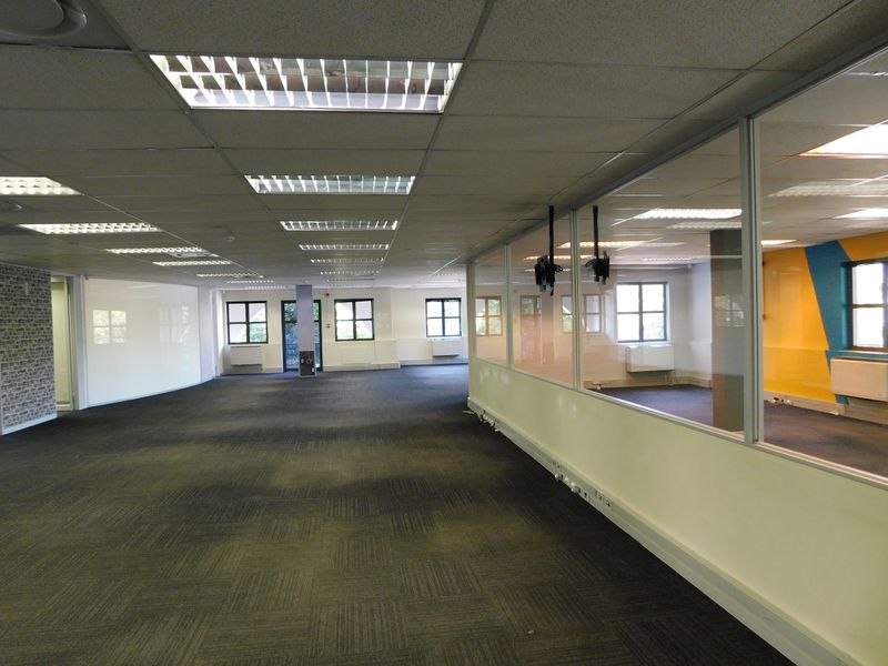 Freestanding Exclusive Use Hyde Park Offices Available To Suit. - Photo 7
