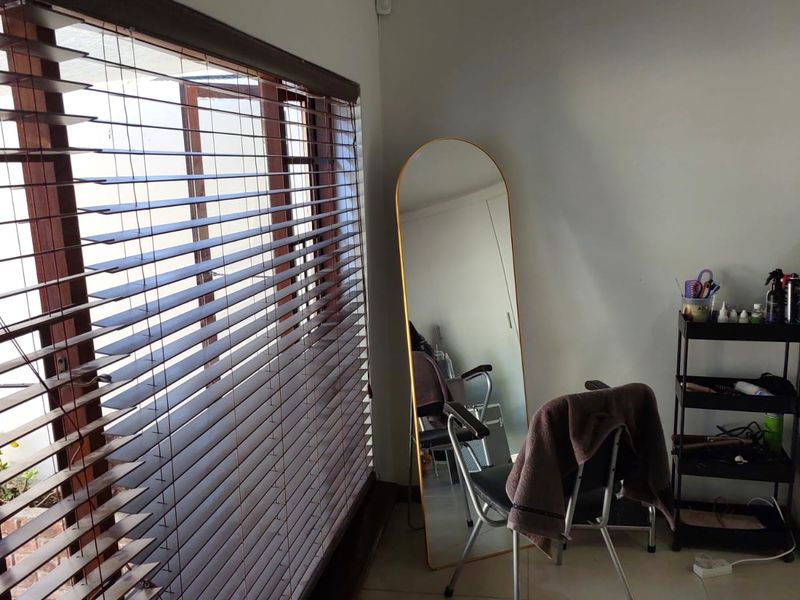 WALMER – 20 sqm COMMERCIAL SPACE FOR RENT - Photo 3