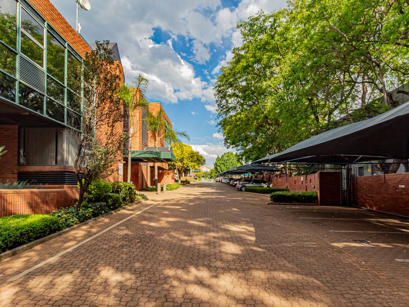 Immaculate First Floor Offices In A Secure Park Available Now. - Photo 3