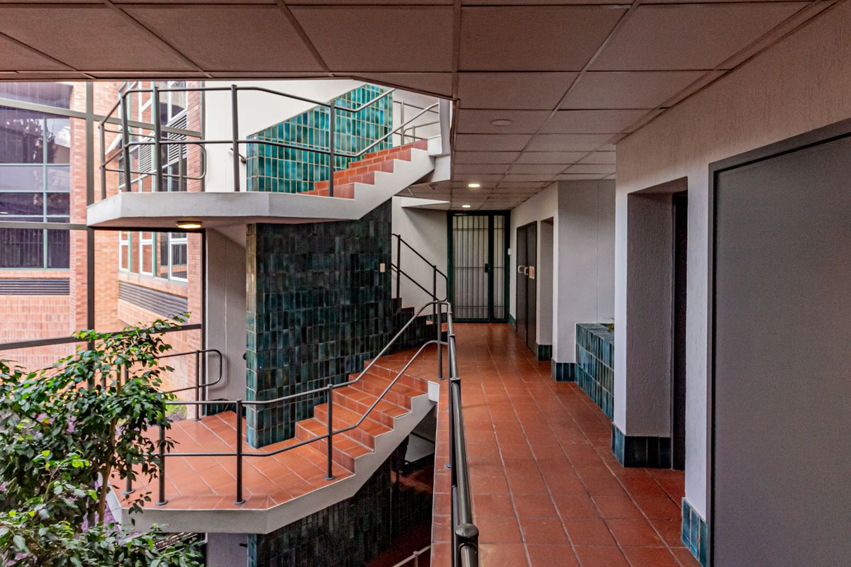 Immaculate First Floor Offices In A Secure Park Available Now. - Photo 4