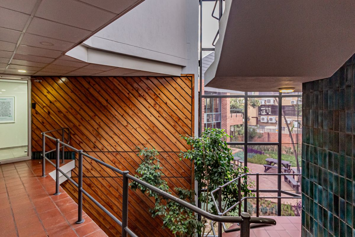 Immaculate First Floor Offices In A Secure Park Available Now. - Photo 5