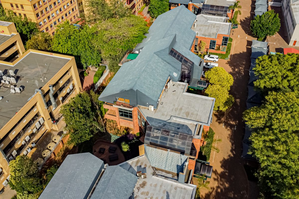 Immaculate First Floor Offices In A Secure Park Available Now. - Photo 2