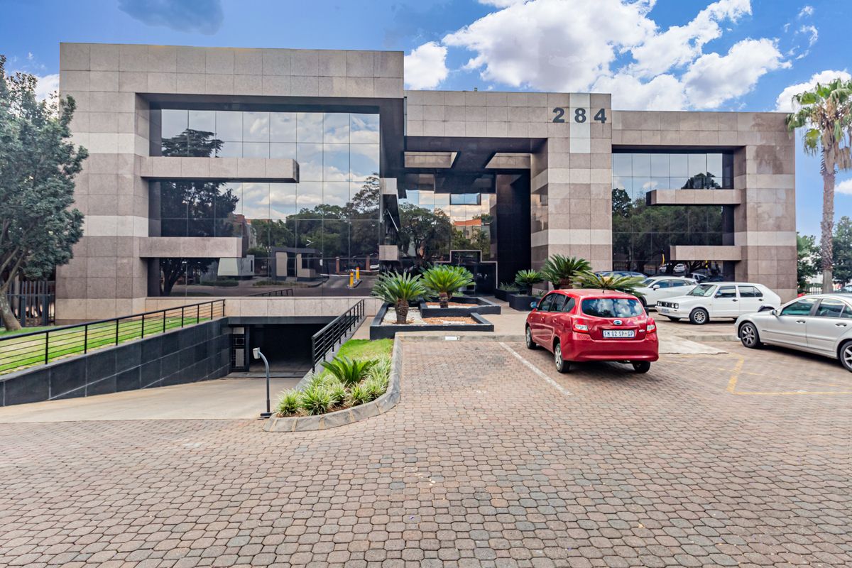 Move In Ready Offices In An Iconic Building And Landmark Address. - Photo 3