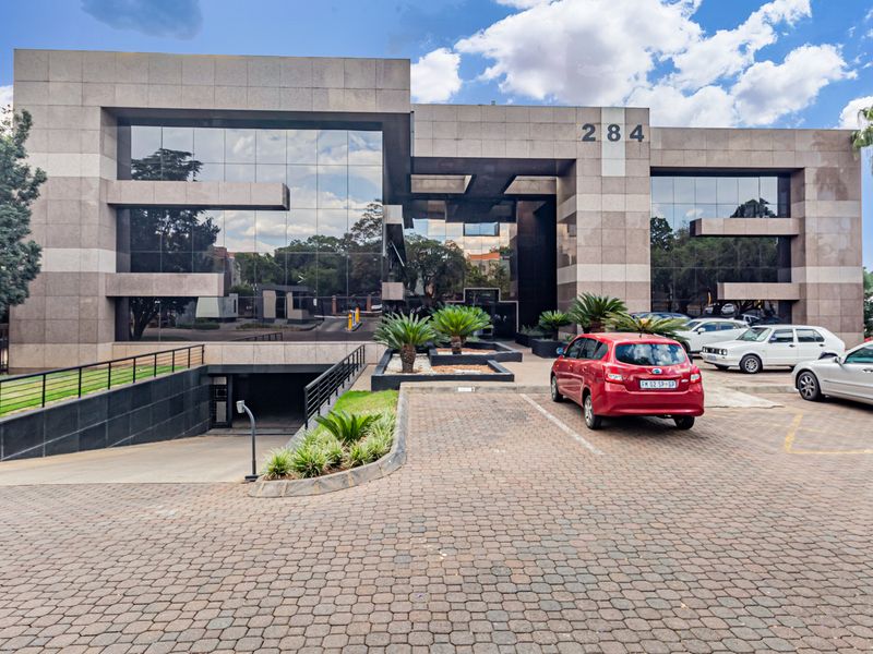 Move In Ready Offices In An Iconic Building And Landmark Address. - Photo 3