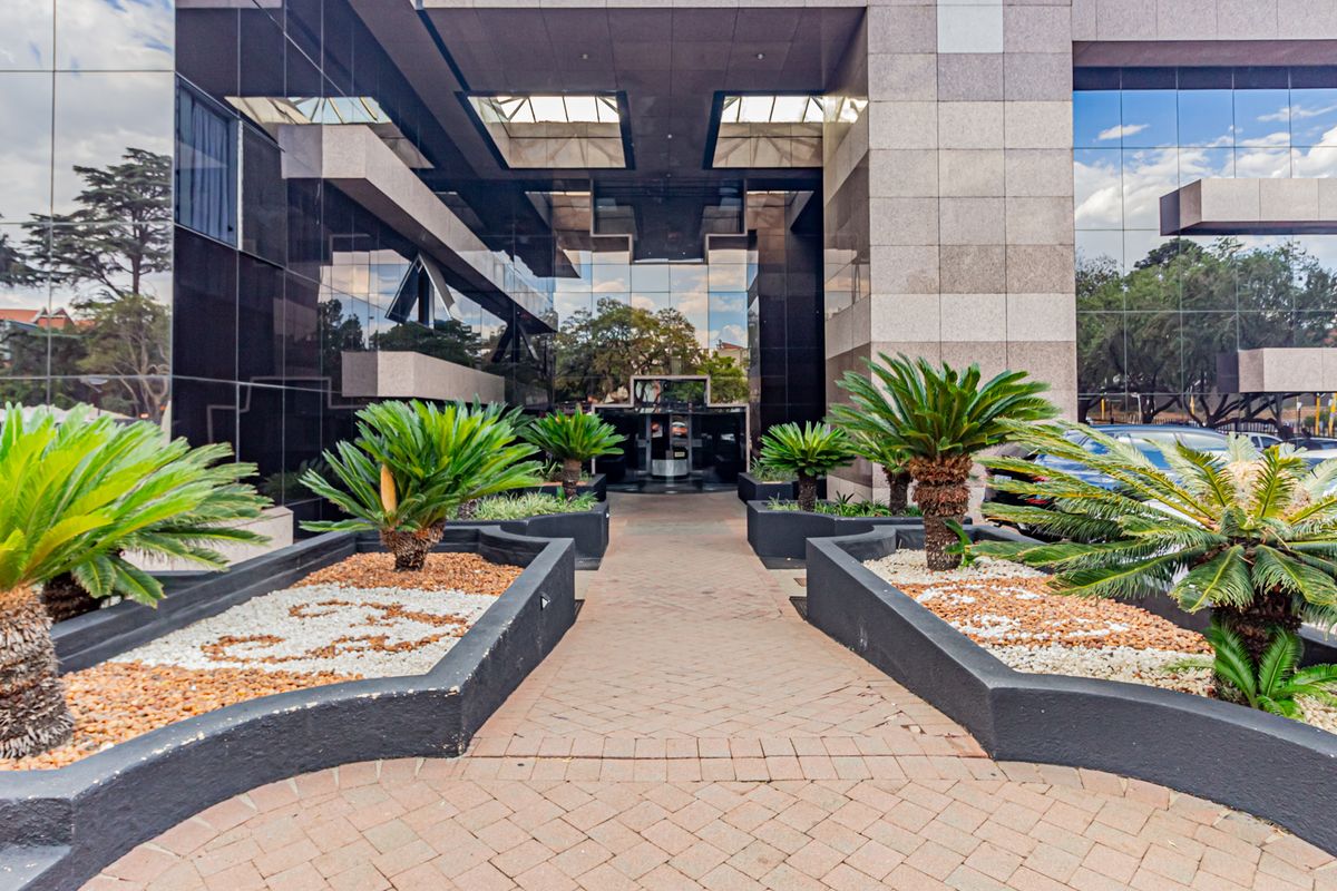 Move In Ready Offices In An Iconic Building And Landmark Address. - Photo 4