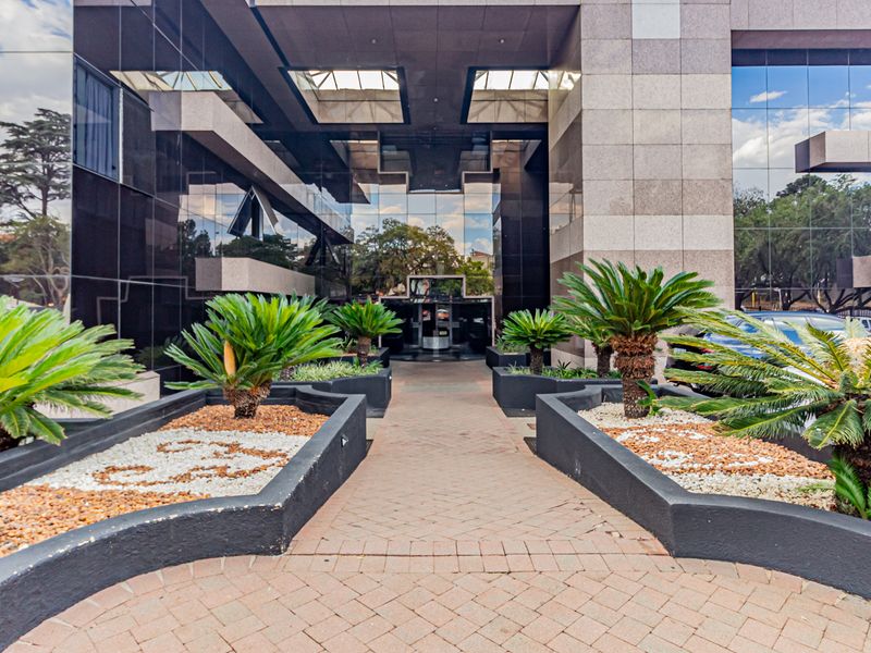 Move In Ready Offices In An Iconic Building And Landmark Address. - Photo 4