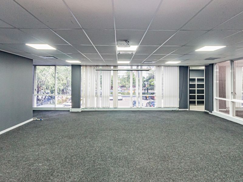 Move In Ready Offices In An Iconic Building And Landmark Address. - Photo 10