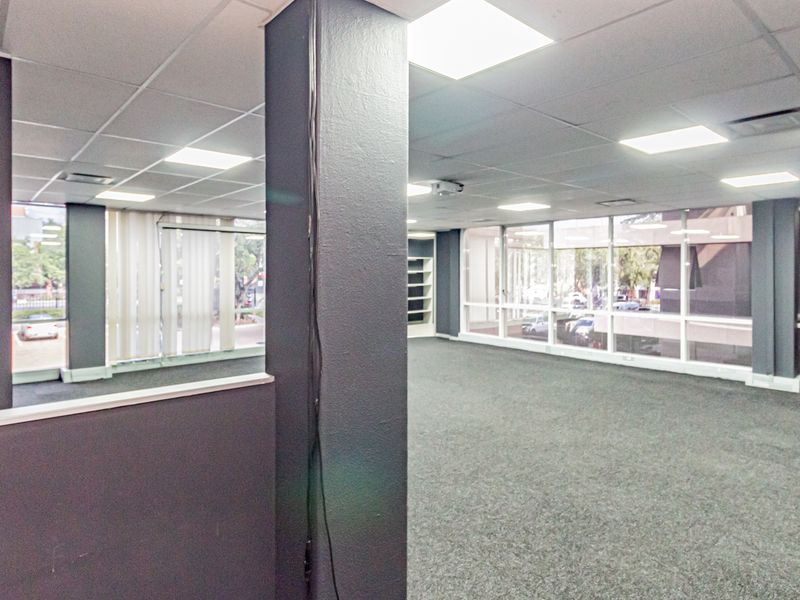 Move In Ready Offices In An Iconic Building And Landmark Address. - Photo 9