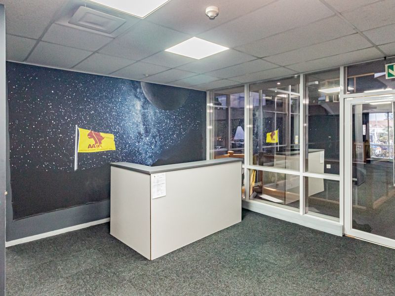 Move In Ready Offices In An Iconic Building And Landmark Address. - Photo 7