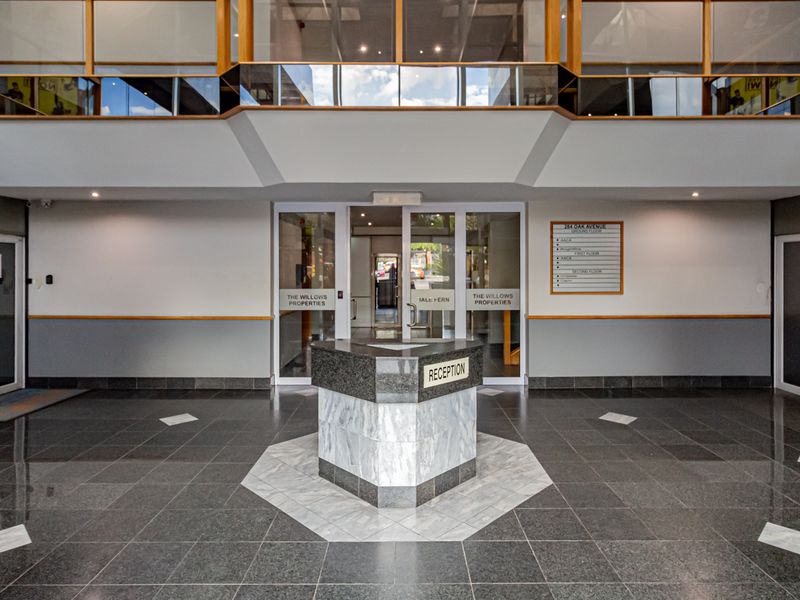 Move In Ready Offices In An Iconic Building And Landmark Address. - Photo 5