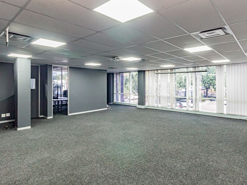 Move In Ready Offices In An Iconic Building And Landmark Address. - Photo 8