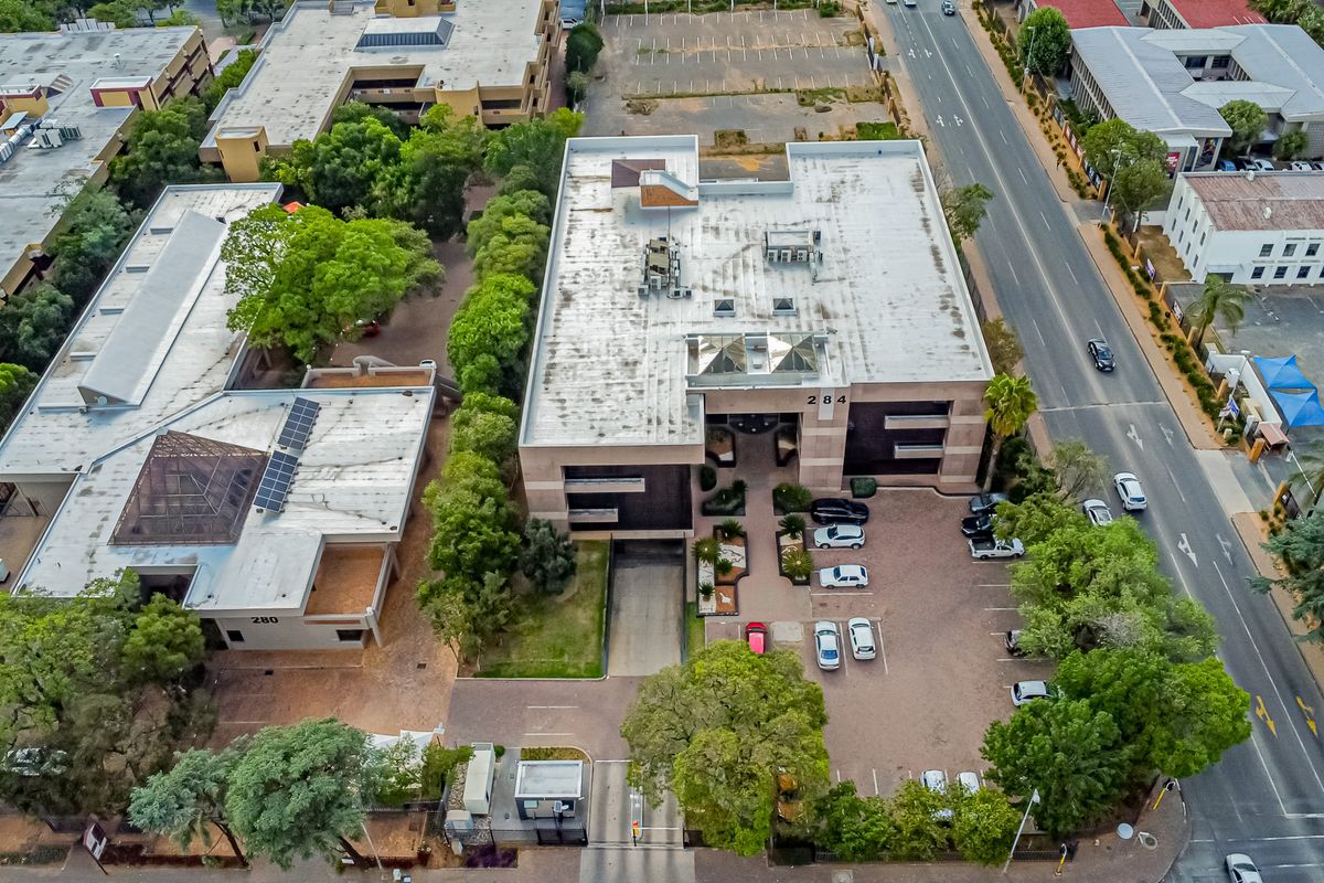 Move In Ready Offices In An Iconic Building And Landmark Address. - Photo 2