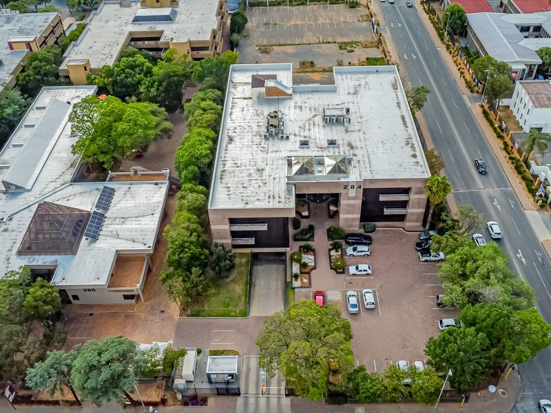 Move In Ready Offices In An Iconic Building And Landmark Address. - Photo 2