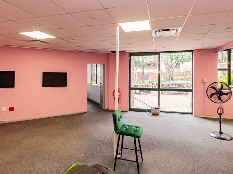 Perfect Call / Contact Premises Close To Public Transport. - Photo 10