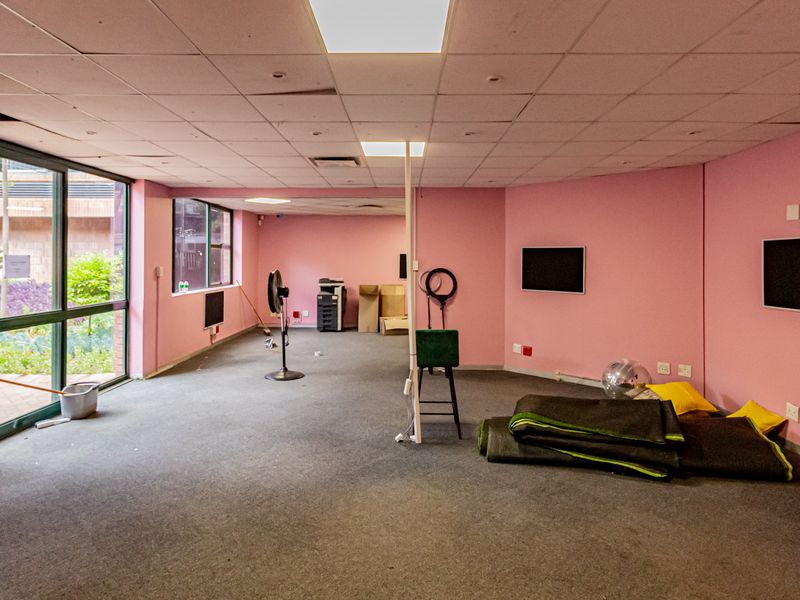 Perfect Call / Contact Premises Close To Public Transport. - Photo 9