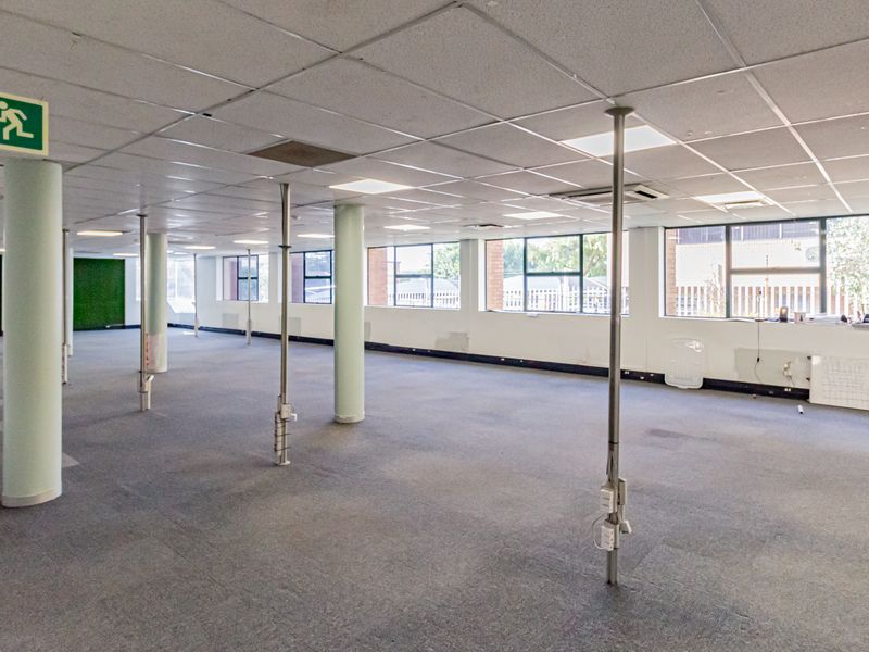 Perfect Call / Contact Premises Close To Public Transport. - Photo 8