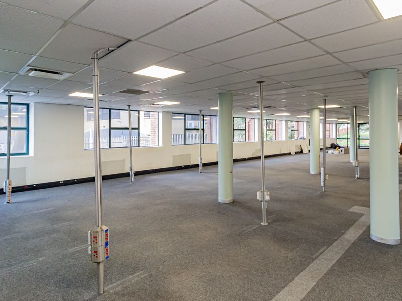 Perfect Call / Contact Premises Close To Public Transport. - Photo 6