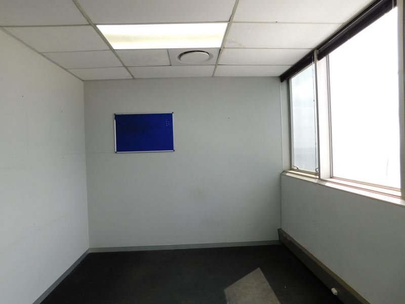 Entire Standalone Building Suitable For Call Centres, Adult Colleges, etc. - Photo 9