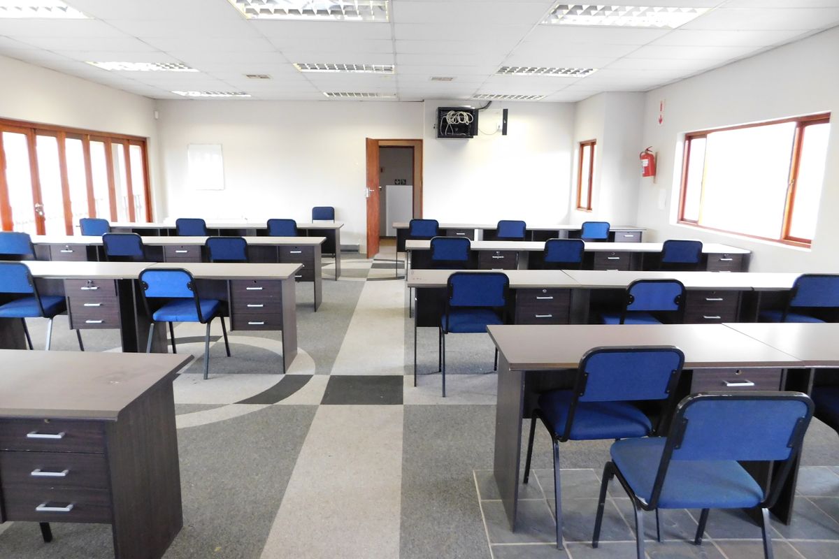 Versatile Premises Available For Training, Colleges, Schools, Conferencing, etc. - Photo 4