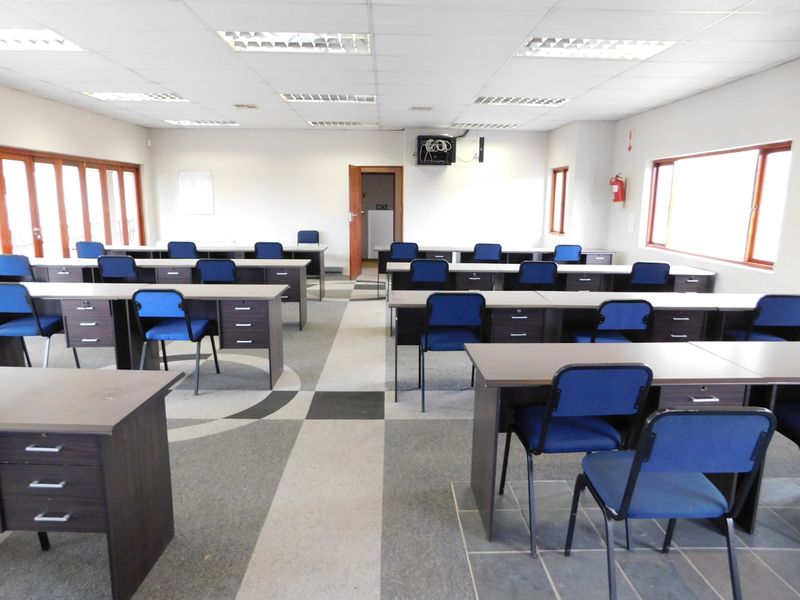 Versatile Premises Available For Training, Colleges, Schools, Conferencing, etc. - Photo 4