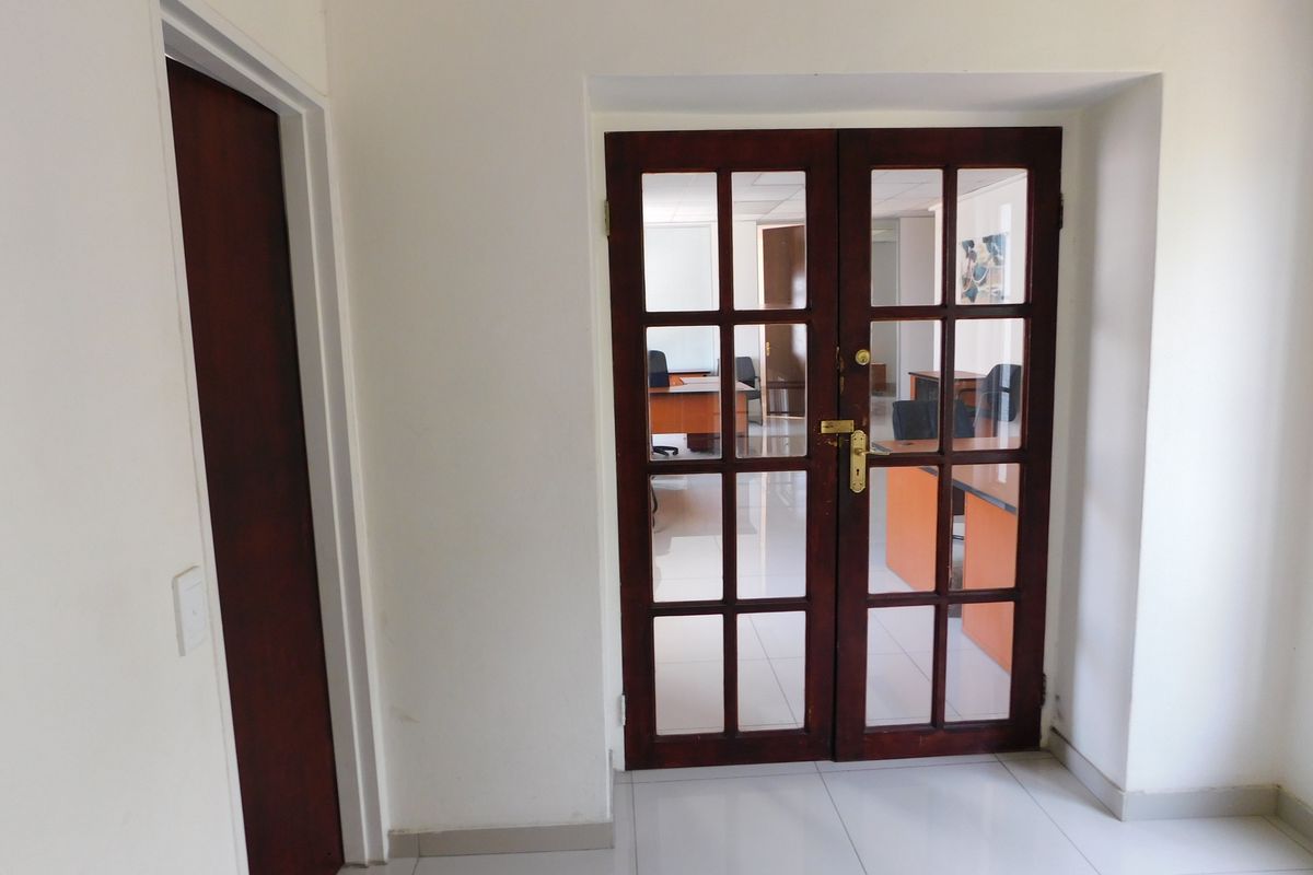 Immaculate First Floor Offices Available On A Date To Suit. - Photo 5