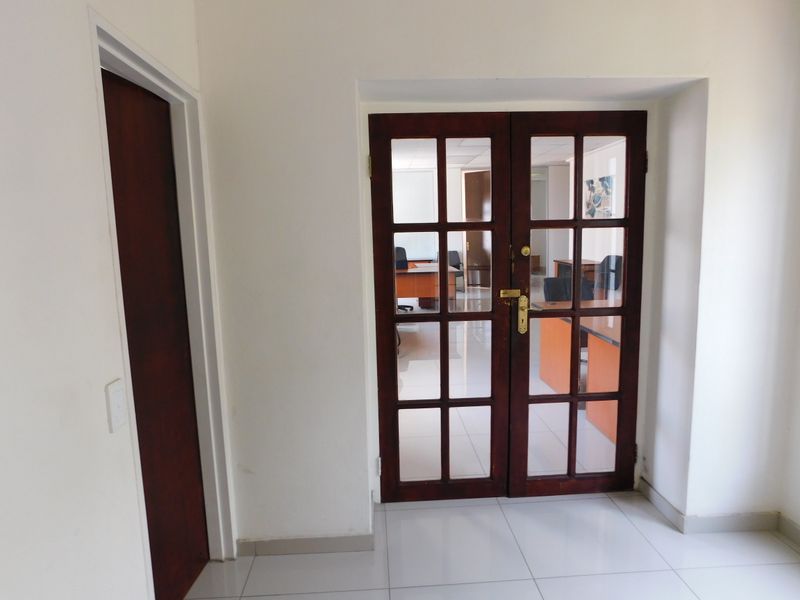 Immaculate First Floor Offices Available On A Date To Suit. - Photo 5